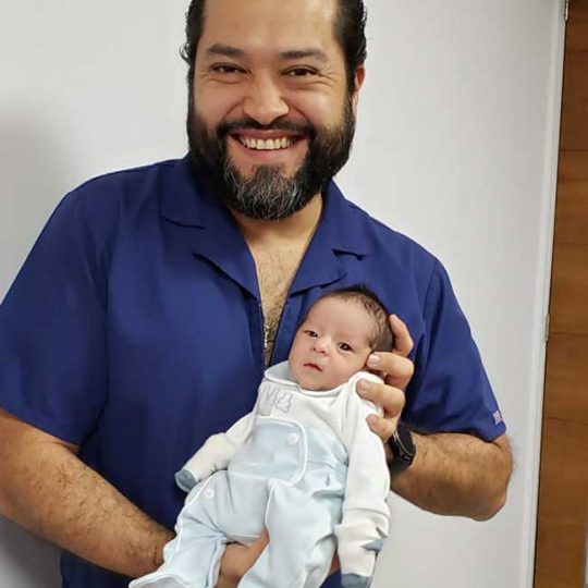 https://www.fertilt.com/wp-content/uploads/2021/07/doctor-claudio-presentando-nuevo-bebe-fertilt-540x540.jpg