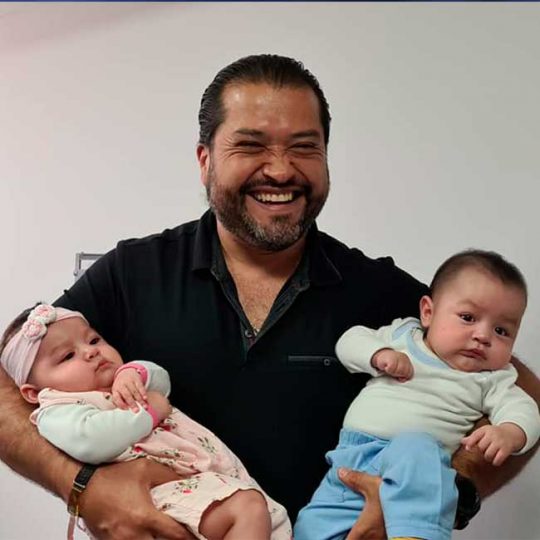 https://www.fertilt.com/wp-content/uploads/2021/07/gemelos-bebes-y-dr-claudio-inseminacion-artificial-testimonios-540x540.jpg