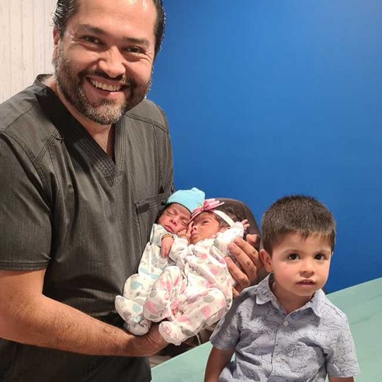 https://www.fertilt.com/wp-content/uploads/2021/07/hijo-mayor-conociendo-hermanos-bebes-fertilt-540x540.jpg