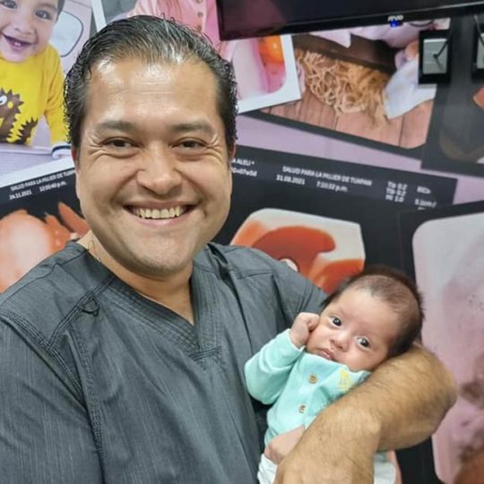 Dr. Badillo revisando a bebe nacido en Fertilt