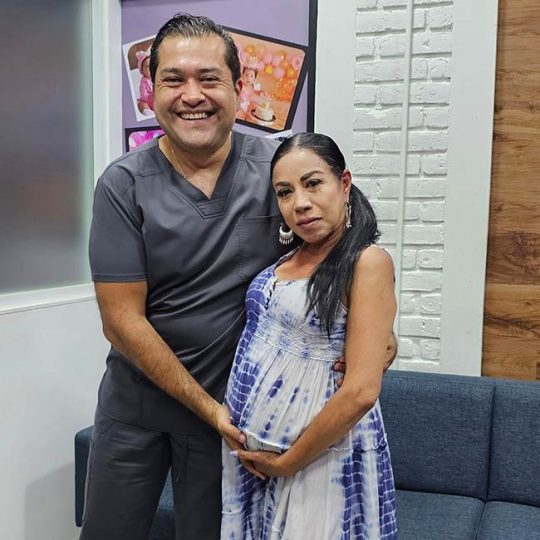 https://www.fertilt.com/wp-content/uploads/2023/08/dr-badillo-con-madre-embarazada-fertilt-540x540.jpg