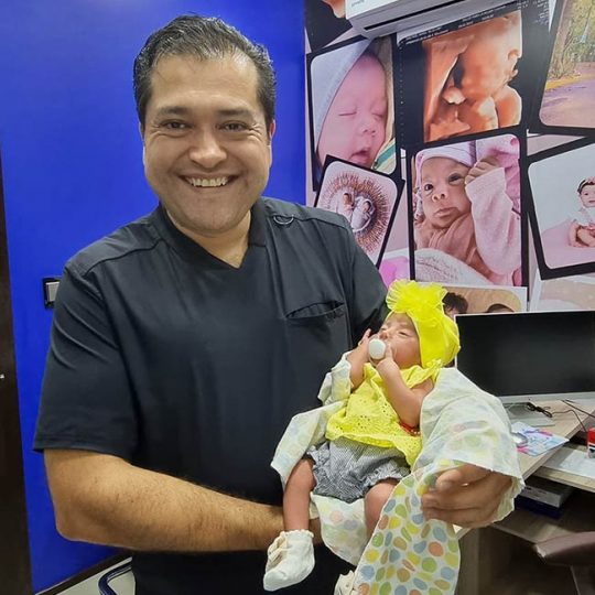 En consulta con niña nacida en Fertlt