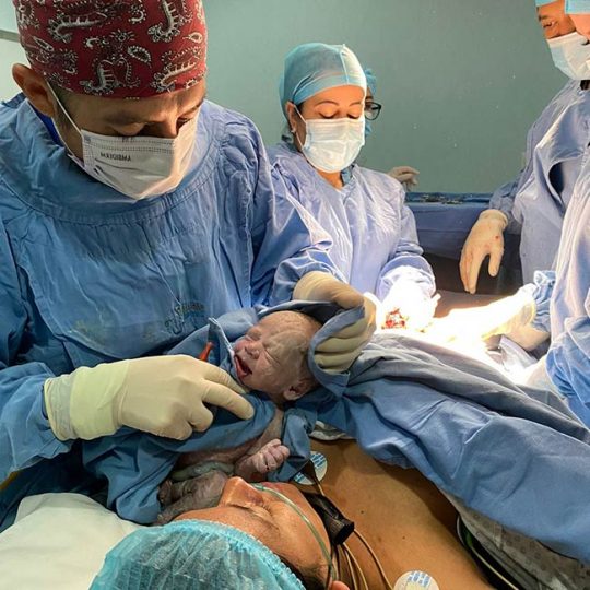 Mostrando a recién nacido a su madre durante el parto.