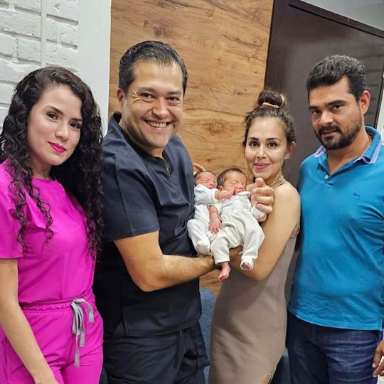 Gemelos de 1 mes nacidos en Fertilt, en consulta