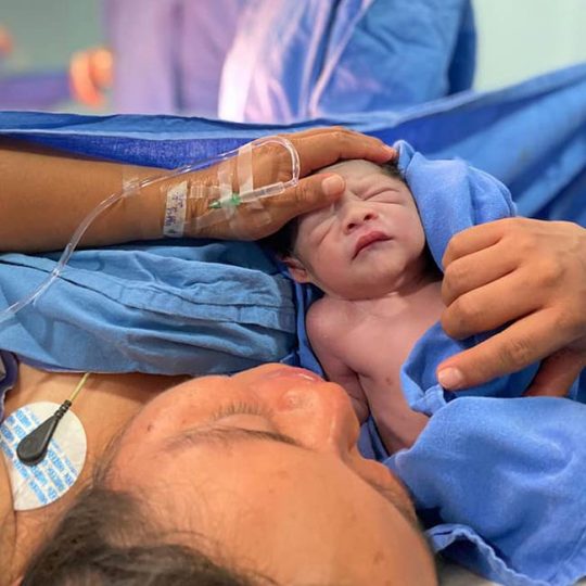 Entregando a bebé recién nacido después de limpiarlo