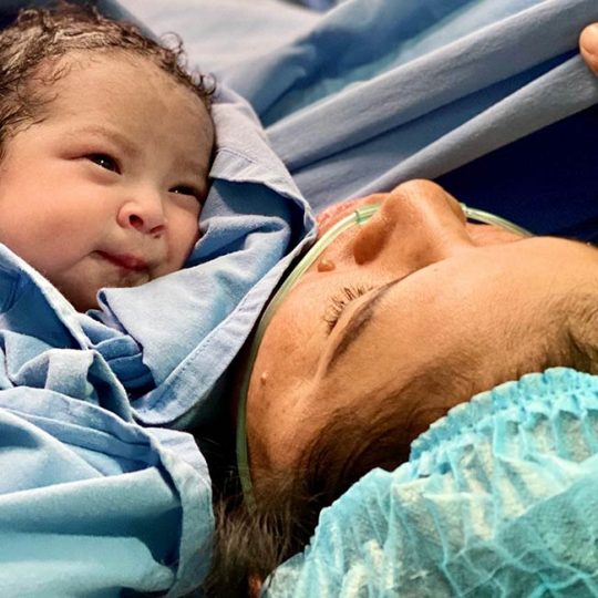 Recién nacido bañado después del parto.