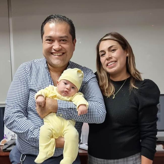 https://www.fertilt.com/wp-content/uploads/2023/08/paciente-junto-a-su-bebe-con-dr-badillo-testimonios-fertilt.jpg