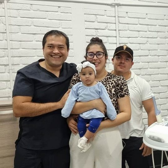 Niña nacida en Fertilt en consulta de revisión