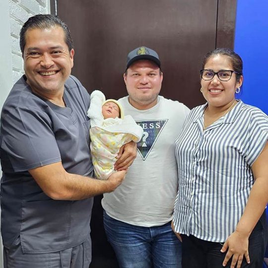 Paciente dada de alta después de dar a luz