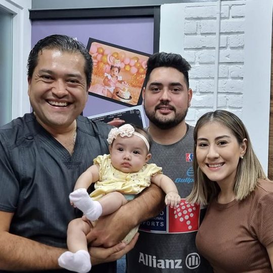 Bebe nacida por inseminación artificial en revisión un mes después