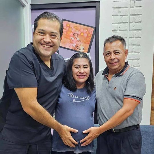 Pareja con tratamiento de Fecundación in vitro en consulta mensual.