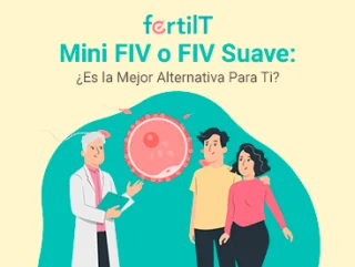 Especialista conversando con pareja de jóvenes sobre la mini FIV