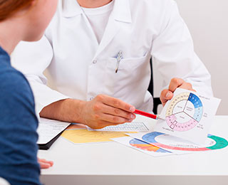 Atendiendo una consulta de fertilidad