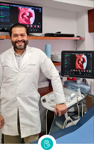 Doctor Claudio Badillo, biólogo de la reproducción en su consultorio