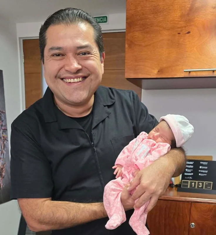 Dr. Claudio Badillo atendiendo gemelos recien nacidos